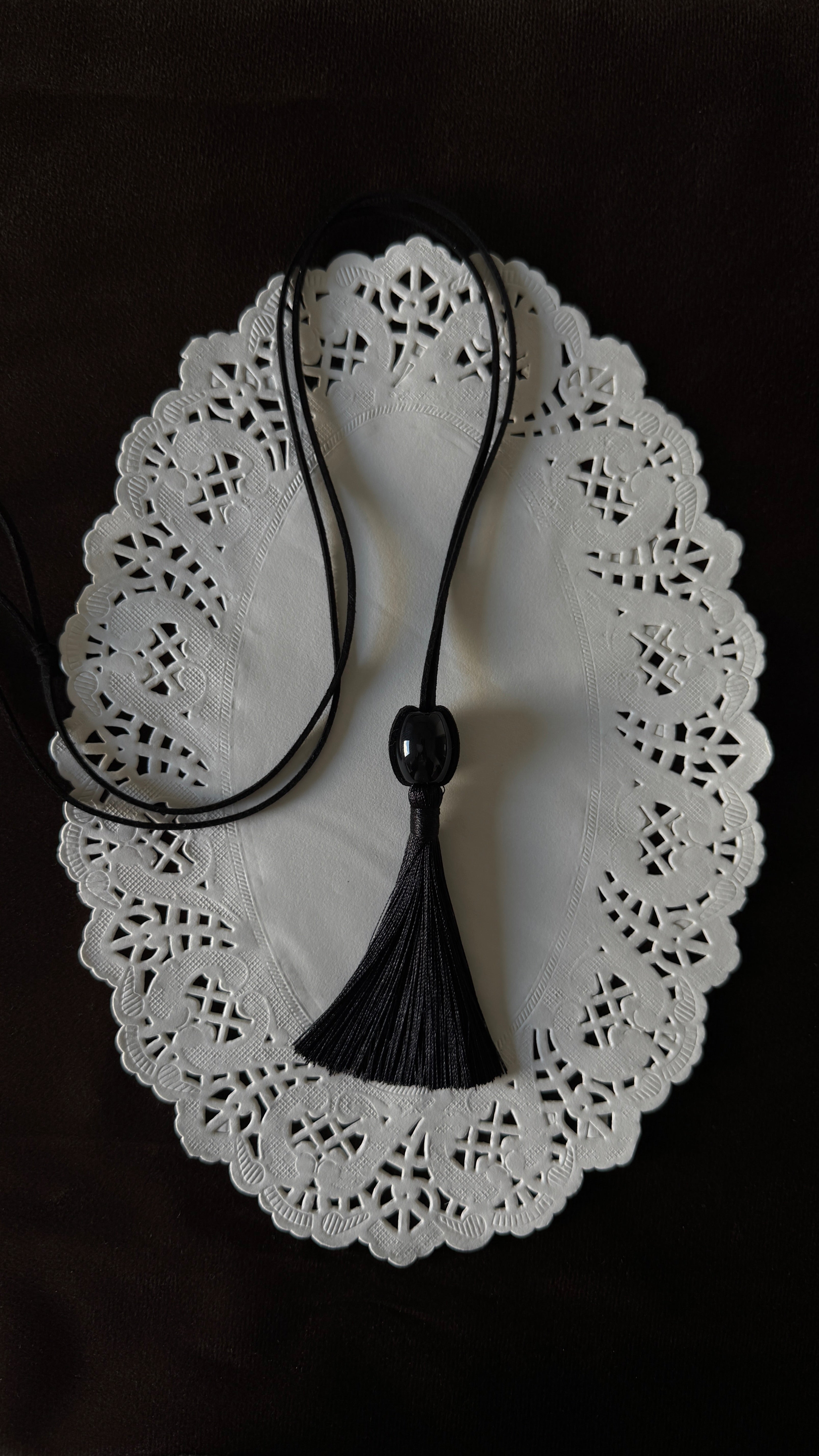 ONYX TASSEL.